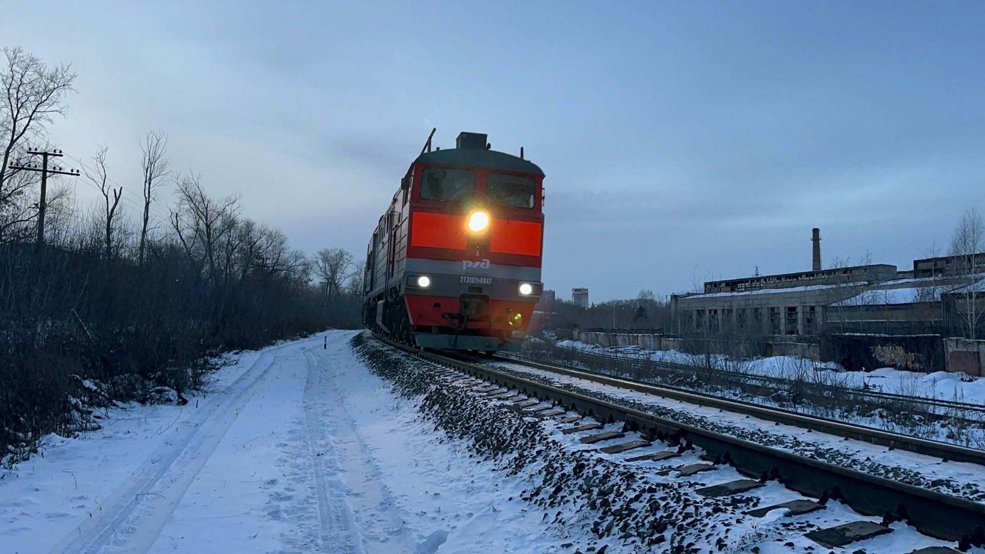 Песня железных дорог! Приветливый! Тепловоз 2ТЭ10УТ-0047 с пасс.поездом на перегоне, декабрь 2025 г смотреть онлайн