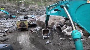 Строительство, экскаватор копает песок