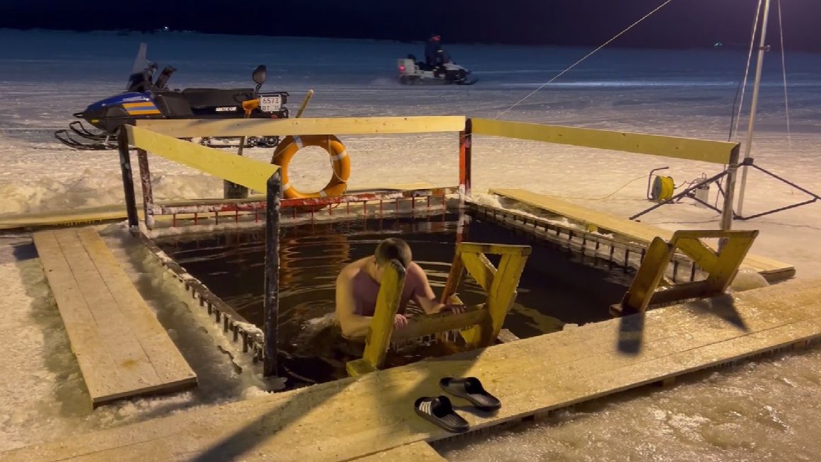 События Череповца: корректировка маршрутов, отключение электричества, Крещенские купания смотреть онлайн