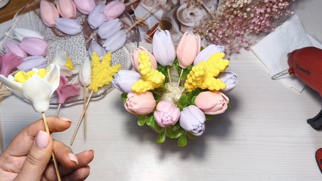 Сборка весеннего букета из мыльных цветов нарциссы, мимоза, тюльпаны смотреть онлайн
