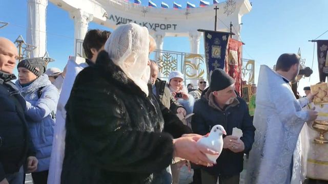 СИЛЬНЫЙ ШТОРМ в КРЫМУ на КРЕЩЕНИЕ. Что происходит на набережной Алушты сегодня 19 января 2026 смотреть онлайн