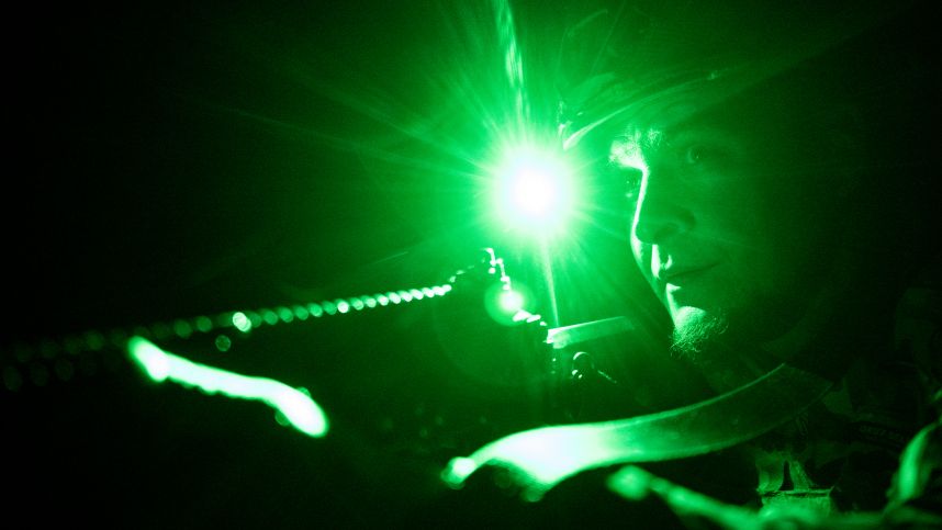 Чудо техники: бойцы ВС РФ придумали особые очки ночного видения смотреть онлайн