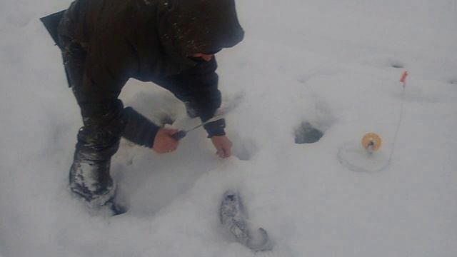 на озёрах в глухозимье рыбалка,изба... смотреть онлайн