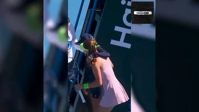 Ребёнок потерял сознание во время матча Екатерины Александровой и Зейнеп Сёнмез на Australian Open смотреть онлайн