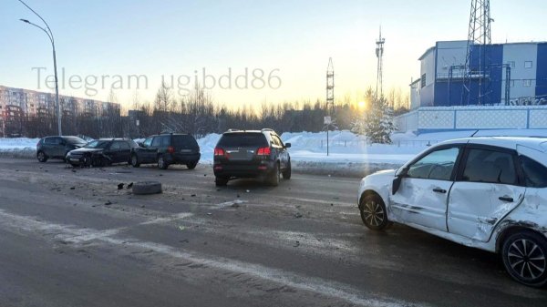 В Нижневартовске произошла автоавария с четырьмя автомобилями