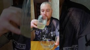 Мукбанг. Не пью день 1. Пробую безалкогольное пиво пшеничное Балтика и бад.