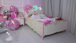 Лайк крошки выбирают новогоднюю елку