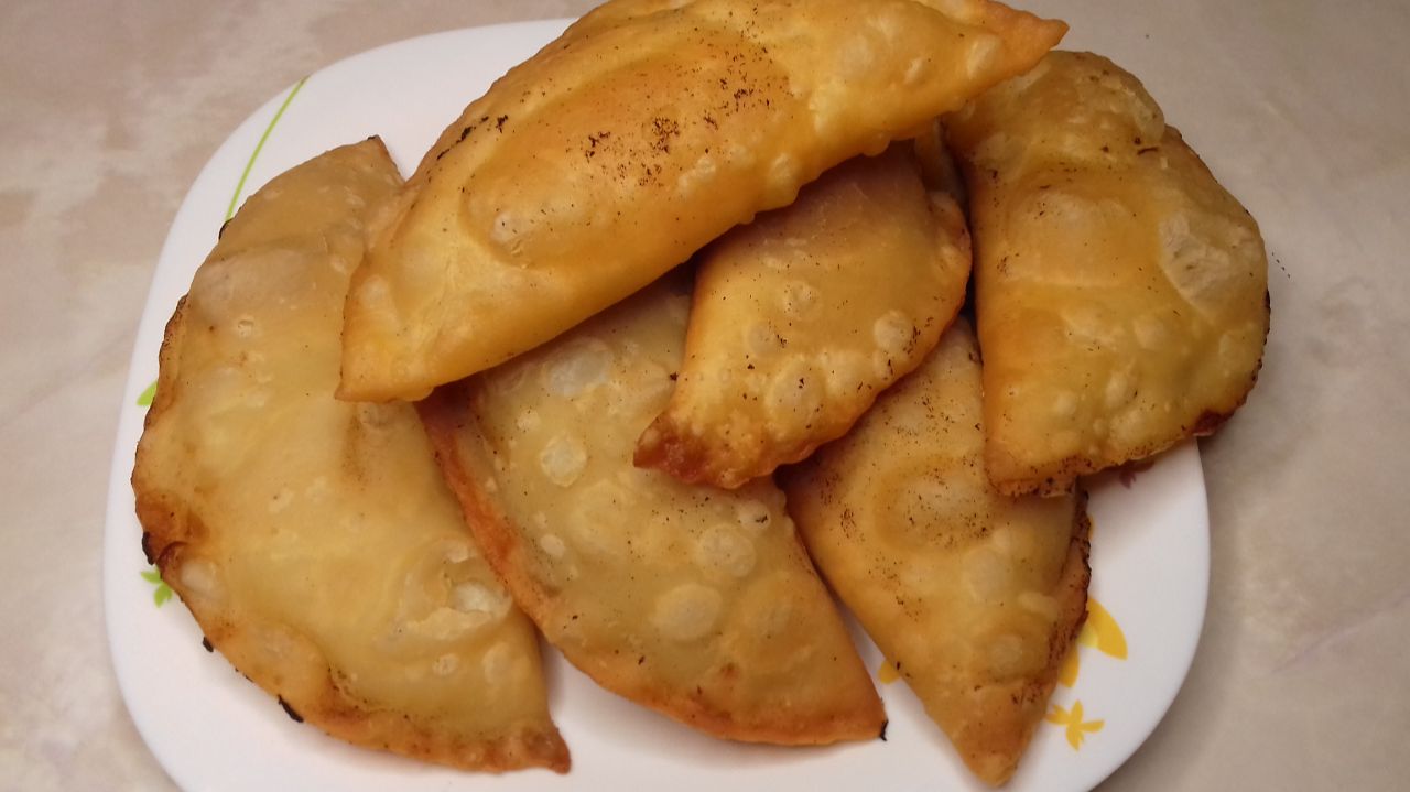 Чебуреки как в чебуречной с очень сочной начинкой из мяса, пузырчатым, тонким и хрустящим тестом смотреть онлайн