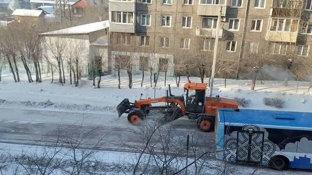Улан-Удэ  уборка снега с проезжей части дороги 2 серия