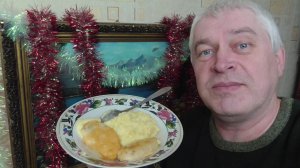 Сегодня праздник Крещение. Сегодня 19 января 2026 год. На тарелке картошка пюре и две котлеты