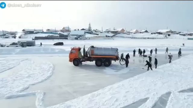 Огромное изображение статуи  «РОДИНА-МАТЬ зовёт!» появилось на льду озера Чурапча в Якутии.