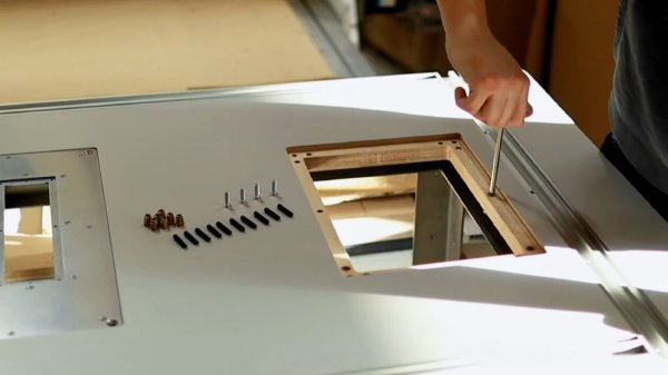 Установка пластины под фрезер с помощью метизов