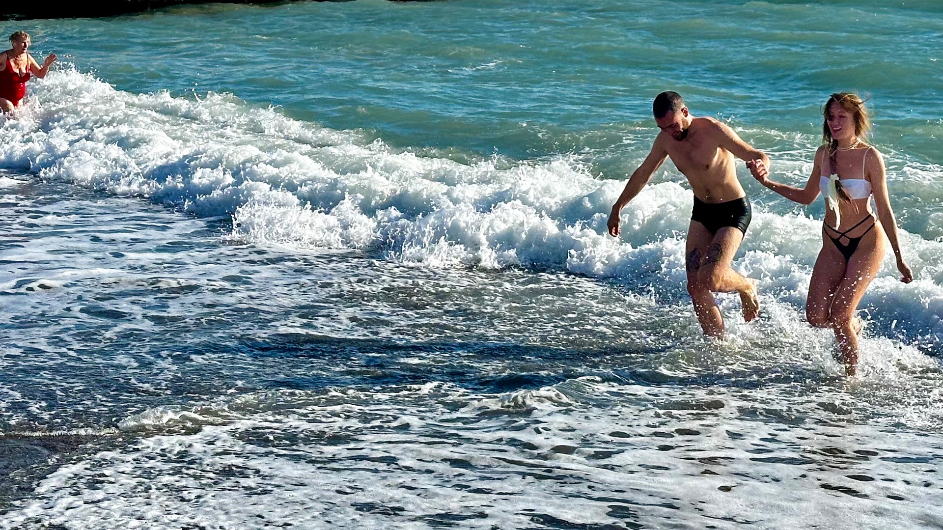 Крым сегодня. Крещенские купания в Ялте 2026. Ежедневная вебкамера Ялты. смотреть онлайн