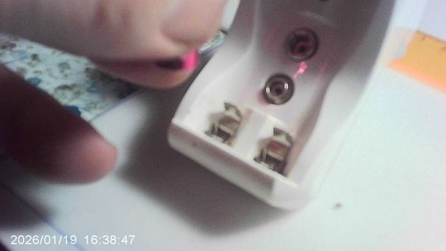 Постановка на заряжание аккумуляторов ААА в зарядное устройство