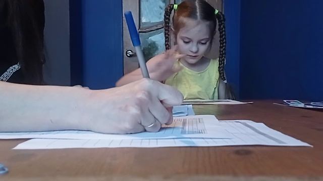 Показывать части предметов на картинках (ранее изученные)