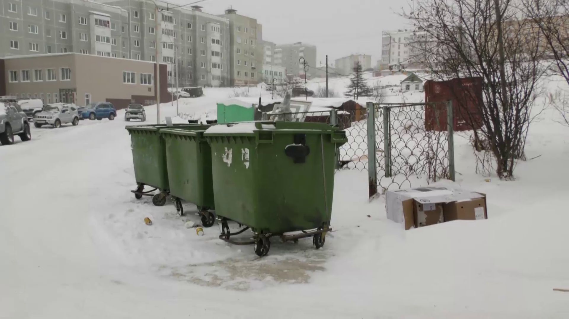 С припаркованными машинами возле мусорных баков в Магадане будут бороться по-новому смотреть онлайн