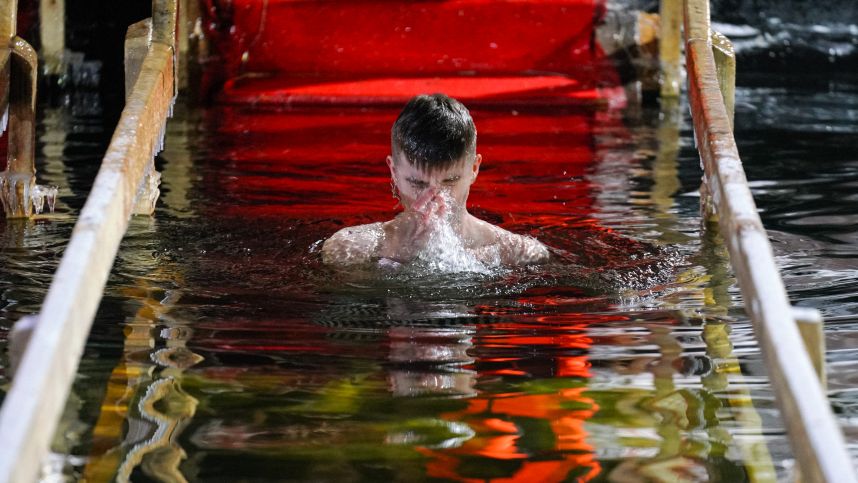 На стыке веры и культуры: миллионы верующих окунулись в проруби на Крещение смотреть онлайн