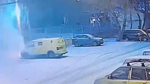 Появились кадры поджога коробки с петардами под автомобилем в Москве