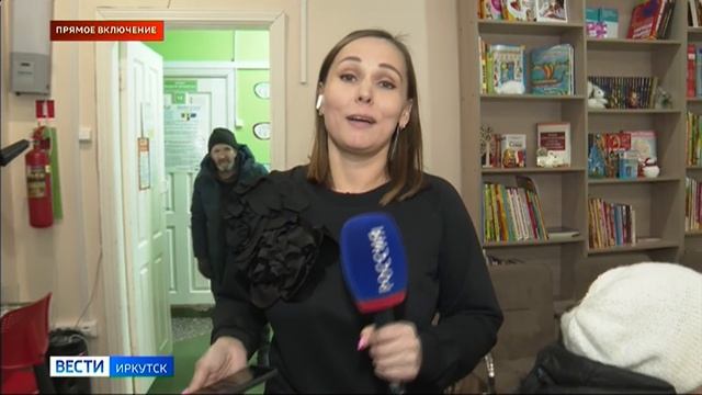 Согревают и кормят горячим обедом людей без определенного места жительства в Иркутске смотреть онлайн