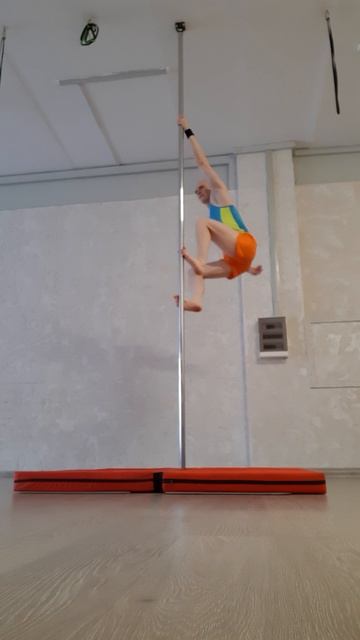 Залаз на одной руке (Александр Странник https://vk.com/far_familiar)