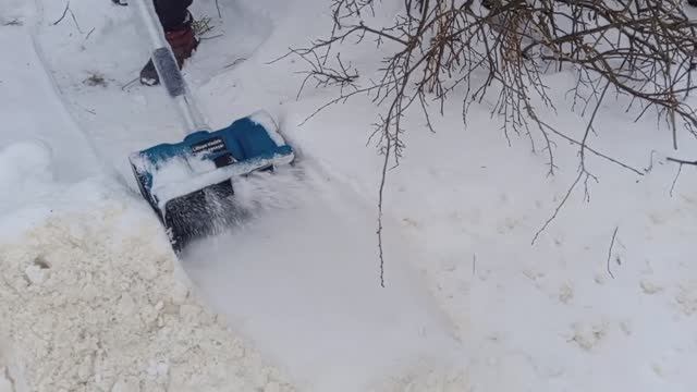 Снегоуборочная лопата с изменением направления выброса снега. Её усовершенствование.