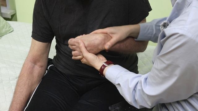 Изготовление индивидуального ортеза для пораженной руки. Объясняет эрготерапевт. смотреть онлайн