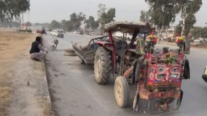 Пакистан Авария перегруженной тракторной тележки на оживленной дороге