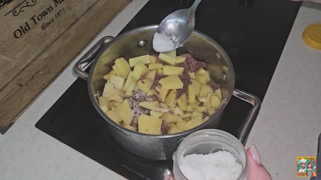 Картошка с тушёнкой из лосятины: сытный ужин по‑домашнему