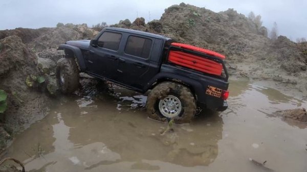 Defender 4х4 против Axial Gladiator на бездорожье