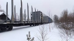 Грузовой состав под 4ТЭ10С-0019 и ЧМЭЗ-1509 в хвосте на север прибывает на станцию Кирс, 01.2026 год