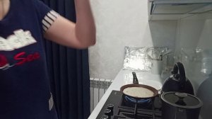 Пеку блины к чаю, варю себе сосиски. Уже всего наелась. Закваска день четвертый.