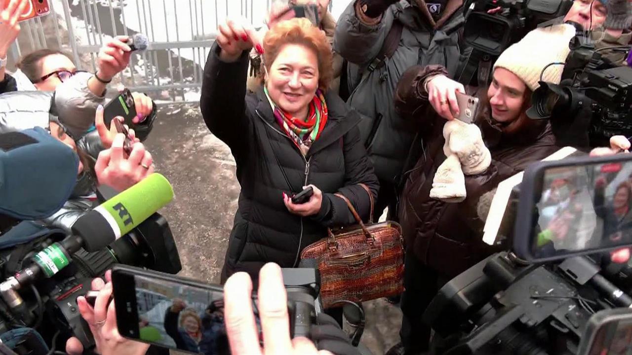 Судебные приставы передали ключи от квартиры Ларисы Долиной адвокату новой владелицы Полины Лурье. смотреть онлайн