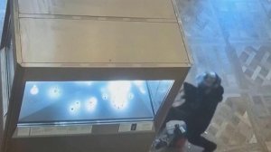 Обнародованы новые кадры громкого ограбления Лувра в октябре 2025 года.