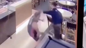 💥 Официант явно оказался не промах и быстро потушил буйного гостя