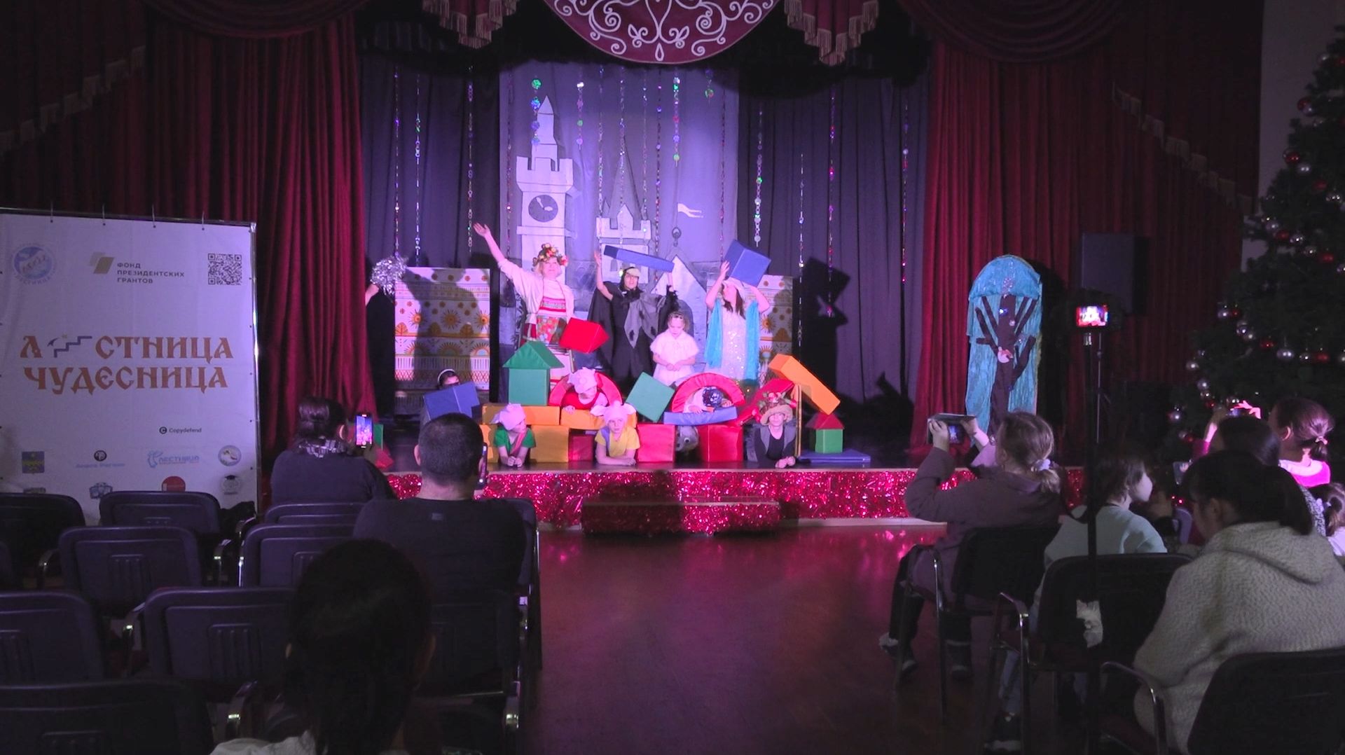 В ДК «Молодёжном» состоялся показ спектакля «Три поросёнка» Детского театра-студии «Лестница» смотреть онлайн