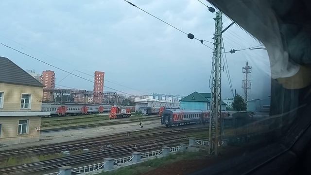 Отправление Новосибирск вид из окна поезда железнодорожные и городские пейзажи под стук колес