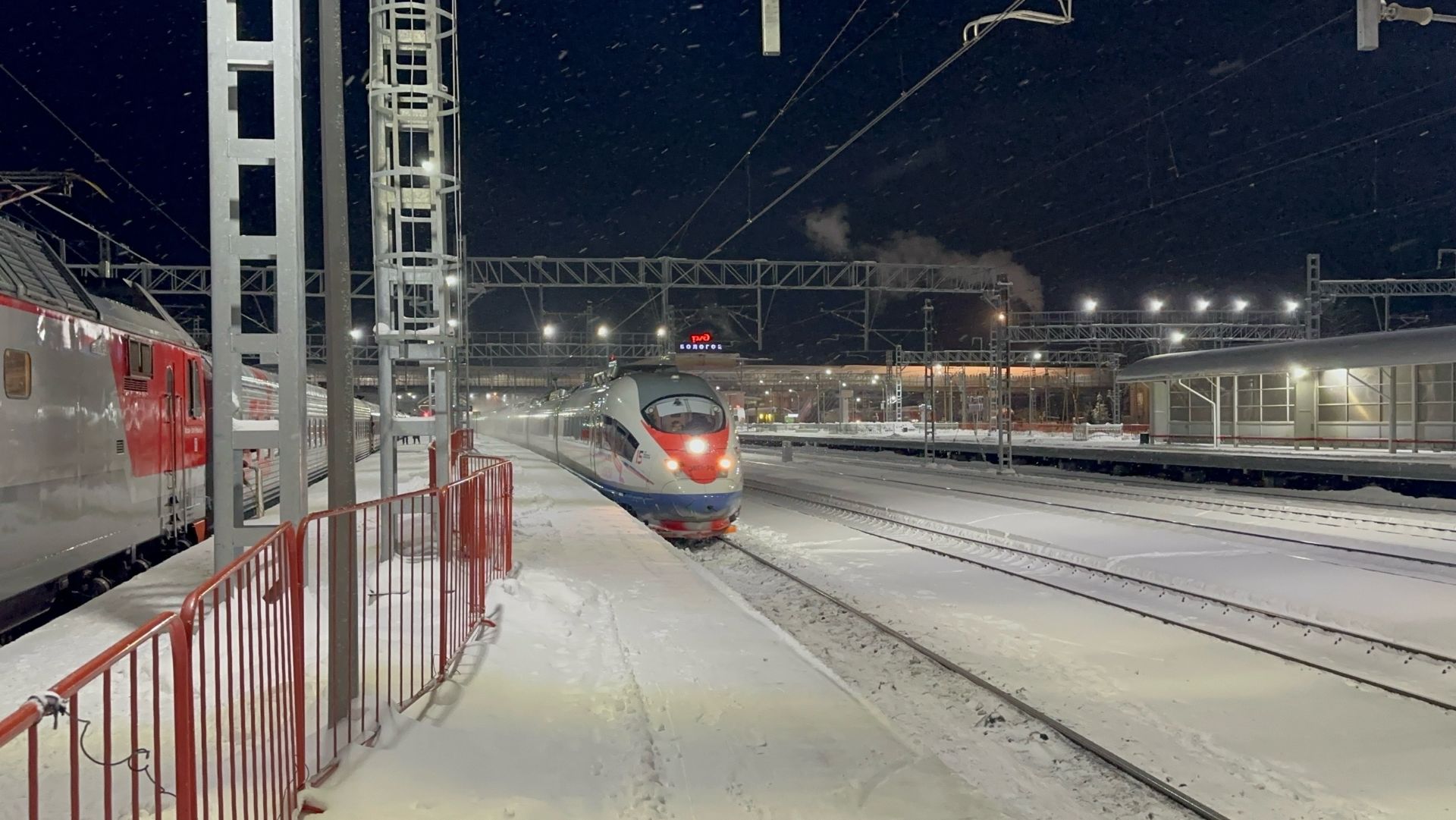 «Молчаливый!» Электропоезд «Сапсан» Siemens Velaro RUS B1 ЭВС1 на ст.Бологое-Московское, январь 2026 смотреть онлайн