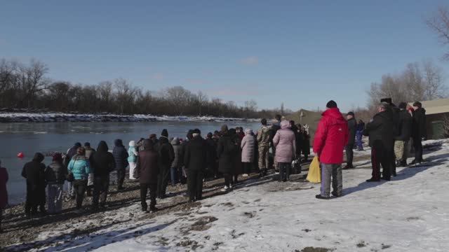 Жители Армавира приняли участие в крещенских купаниях на берегу реки Кубань смотреть онлайн