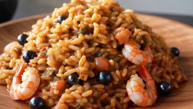 РИЗОТТО С МОРЕПРОДУКТАМИ И ЧЕРНИЛАМИ КАРАКАТИЦЫ. Рецепт внутри! С Вас подписка, лайки и комменты! смотреть онлайн