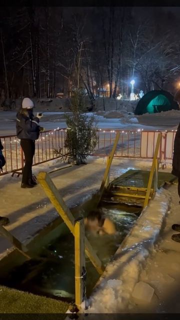 Крещенские купания проходят в Мытищах смотреть онлайн