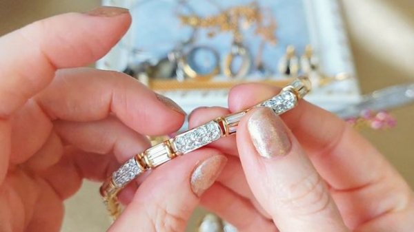 42. Сияющая распаковка бижутерии от Swarovski