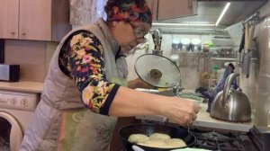 Заварила укроп, порошок. Налепила и нажарила творожные оладьи.