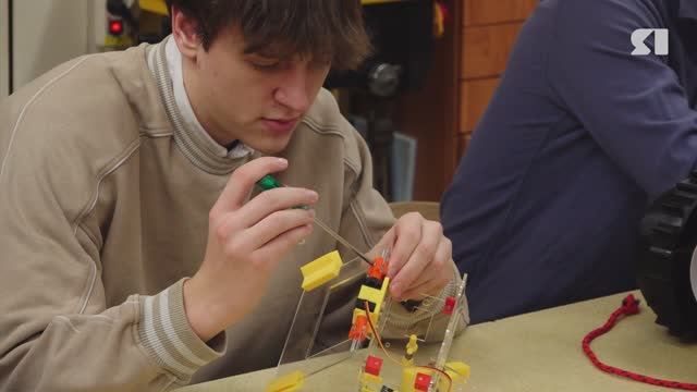 Космические роботы и SOS-комплексы: юные ярославцы представили свои изобретения смотреть онлайн