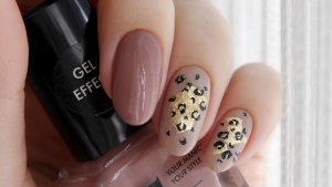 Нюдовый маникюр обычным лаком, леопардовый принт