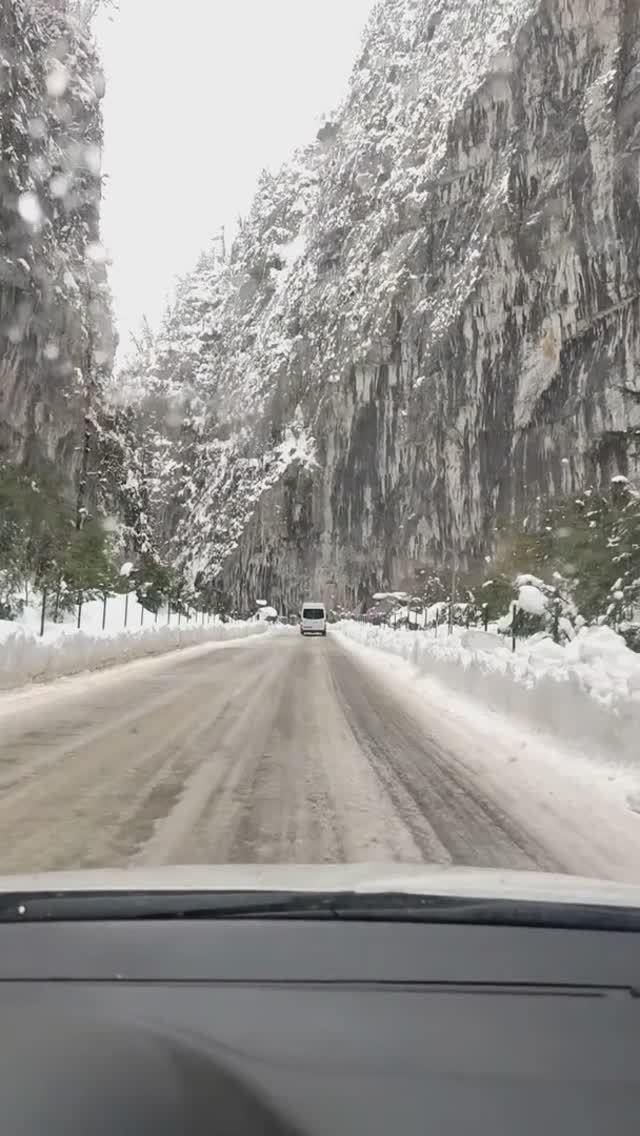 Дорога по Юпшарскому каньону к озеру Рица (январь, ЗИМА-2026) смотреть онлайн