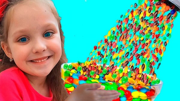 Лиза с папой и их забавная история с конфетами / Волшебный душ / Весёлые видео для малышей