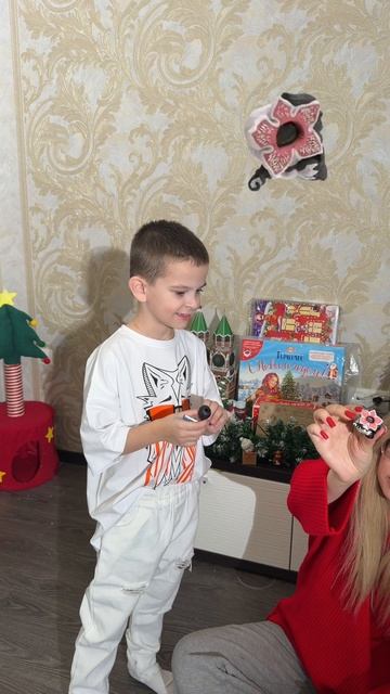 Распаковка Kinder Joy по сериалу Очень странные дела
