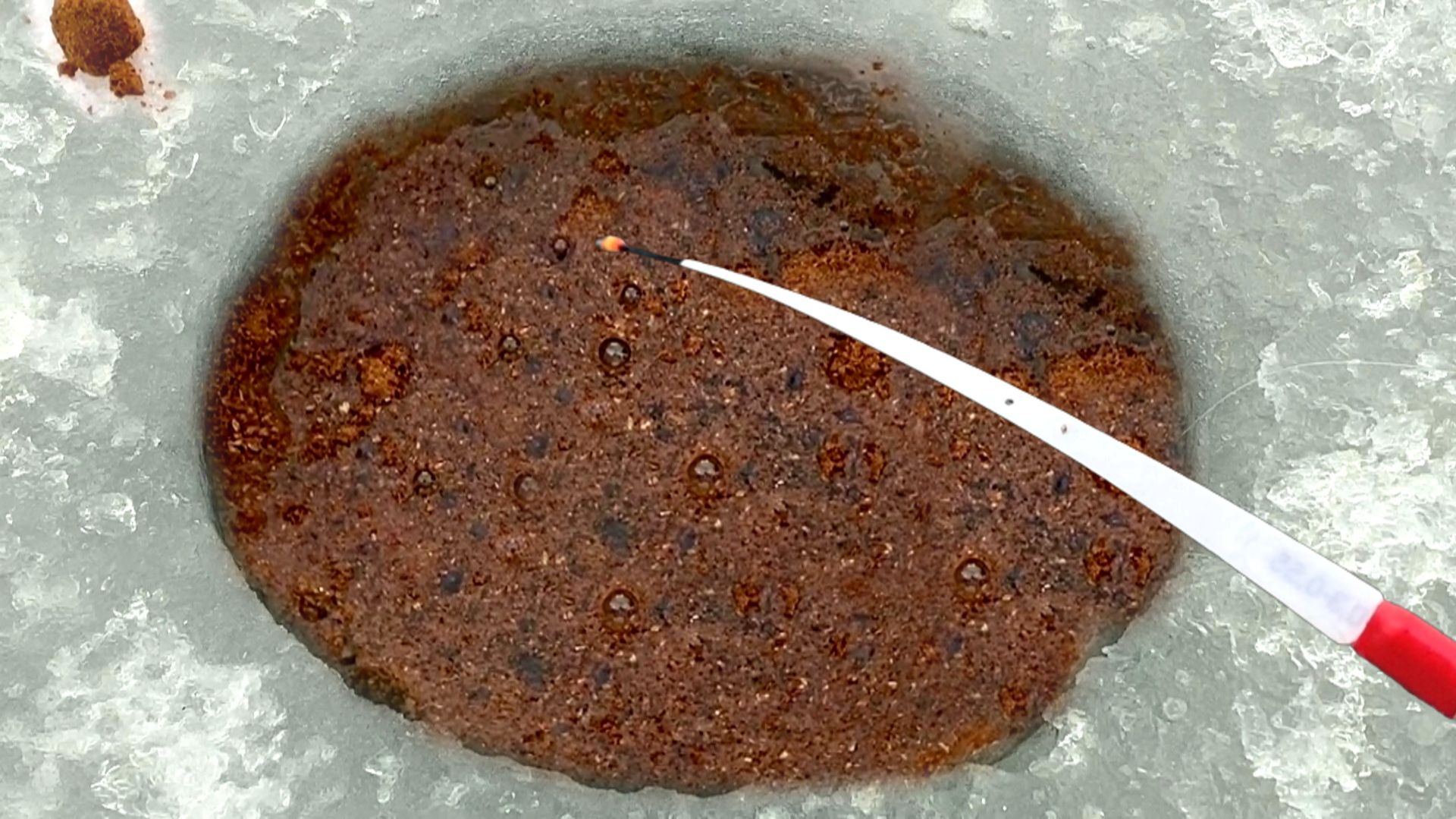 НАСЫПАЛ КОРИЦУ в ЛУНКУ...СТАЯ БЬЁТ КИВОК! Нашёл ЯМУ с рыбой. Зимняя рыбалка 2026 смотреть онлайн