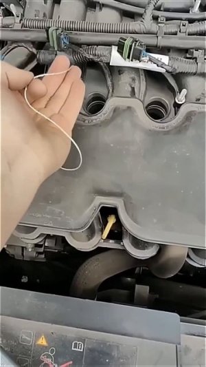 Сидит рыбачит.