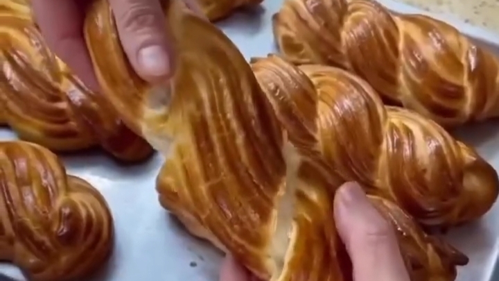 Запах этих БУЛОЧЕК способен вернуть вас в самое тёплое воспоминание детства...🥐☕😋 смотреть онлайн